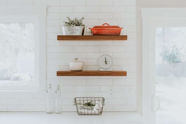 Minimalist-kitchen-shelves-in-a-country-style-kitchen