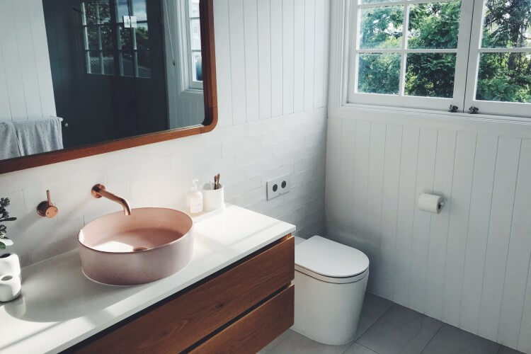 bathroom-design-with-unique-sink-and-wooden-features